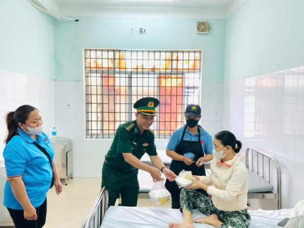 Hiển thị chi tiết cho Ấm lòng người dân khu vực biên giới biển từ mô hình “Bếp ăn 0 đồng” Hình ảnh cho bài viết Ấm lòng người dân khu vực biên giới biển từ mô hình “Bếp ăn 0 đồng”